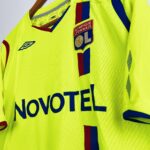 Maillot Vintage Olympique Lyonnais – NOVOTEL – T-shirt Foot – Occasion