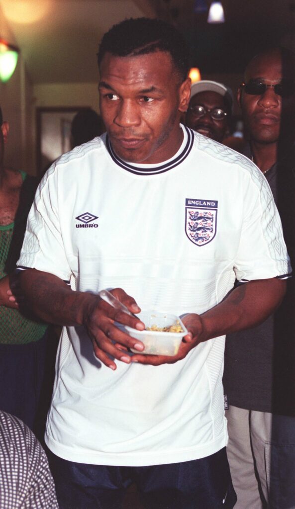 Mike Tyson et le maillot vintage de l'Angleterre 1999/2001