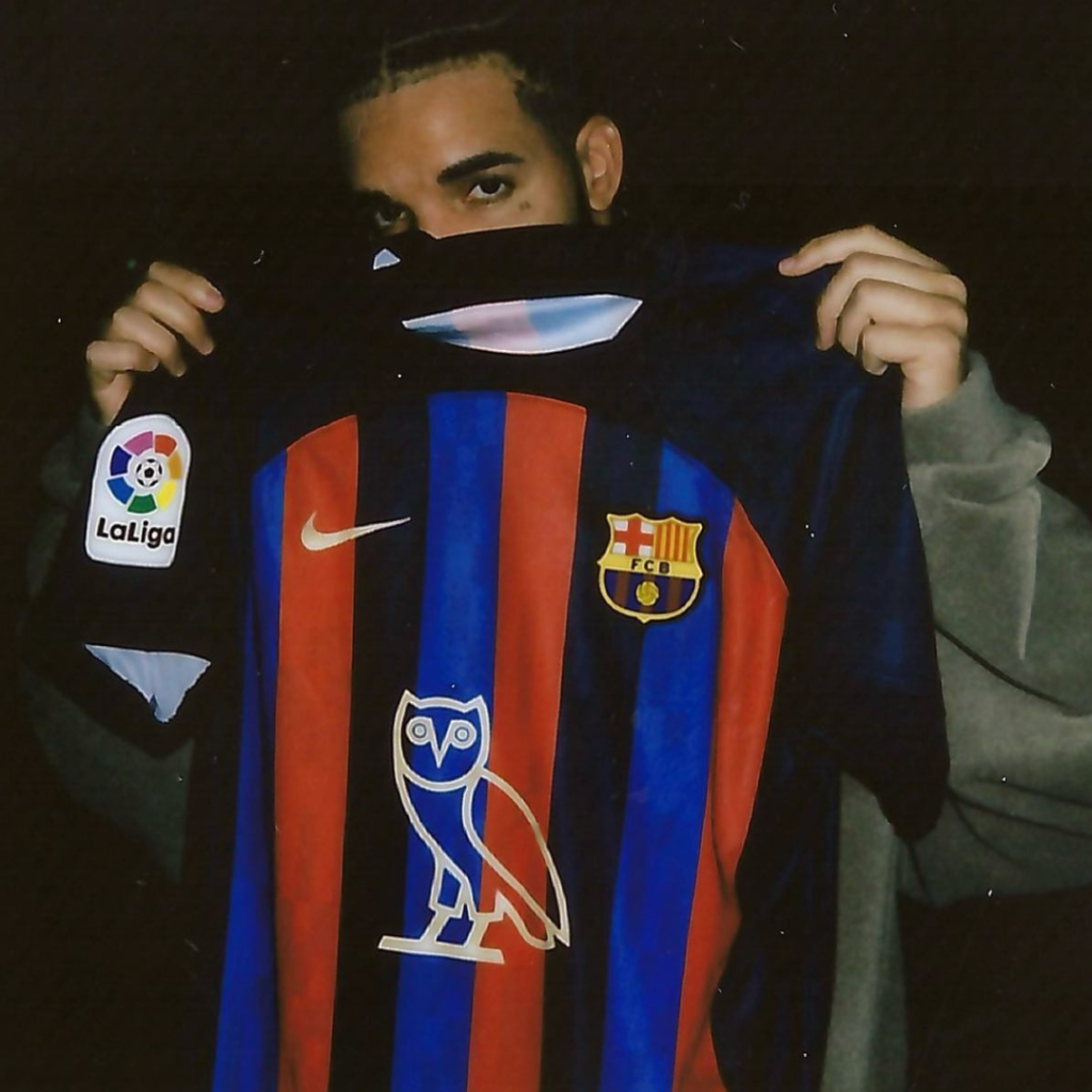 Drake avec son maillot de Barcelone OVO