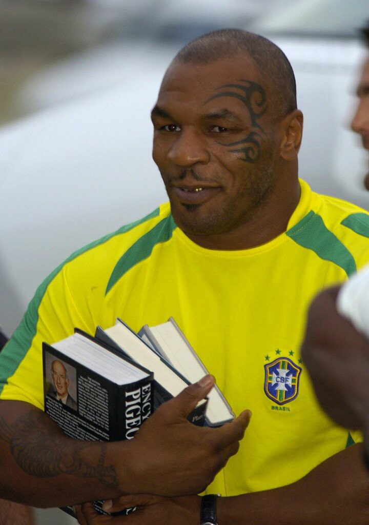Mike Tyson et le maillot vintage du Brésil 2002