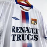 Maillot vintage domicile de l'Olympique Lyonnais 2004/2006 encore neuf avec étiquettes (BNWT)