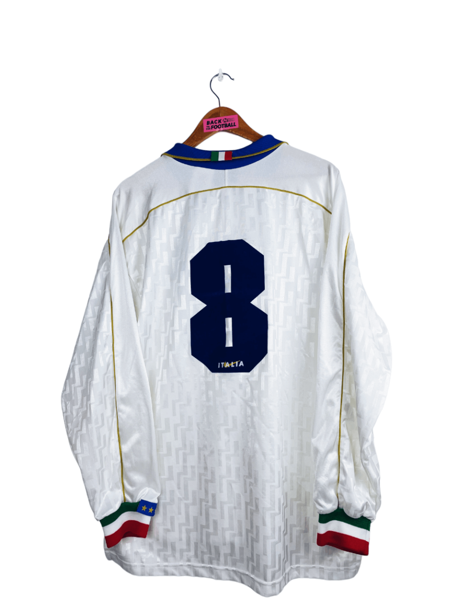 maillot vintage de l'Italie 1995 extérieur préparé (match issue) ou porté (match worn) pour le numéro 8