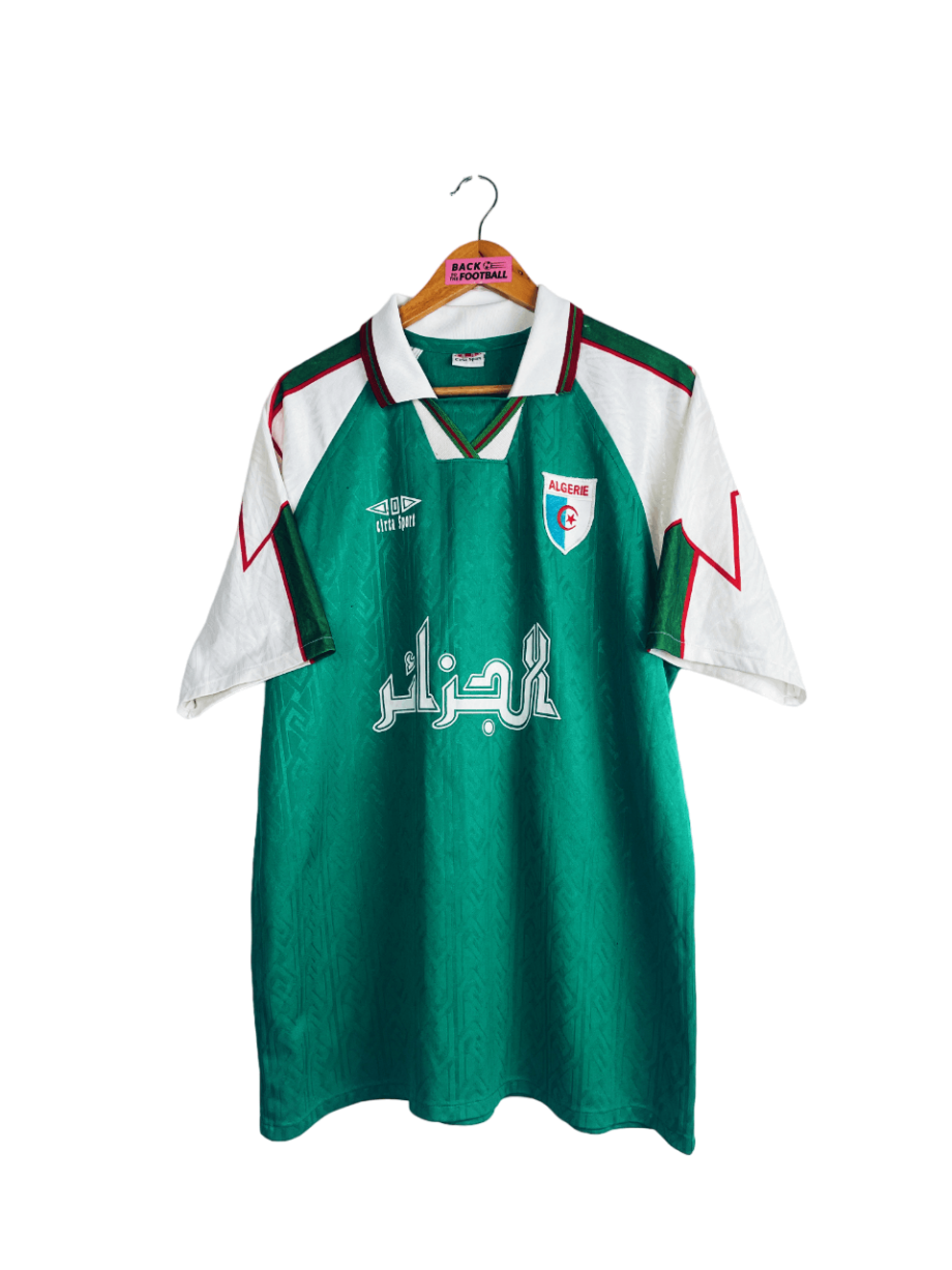 maillot vintage extérieur de l'Algérie 1997/1998 floqué du numéro 10