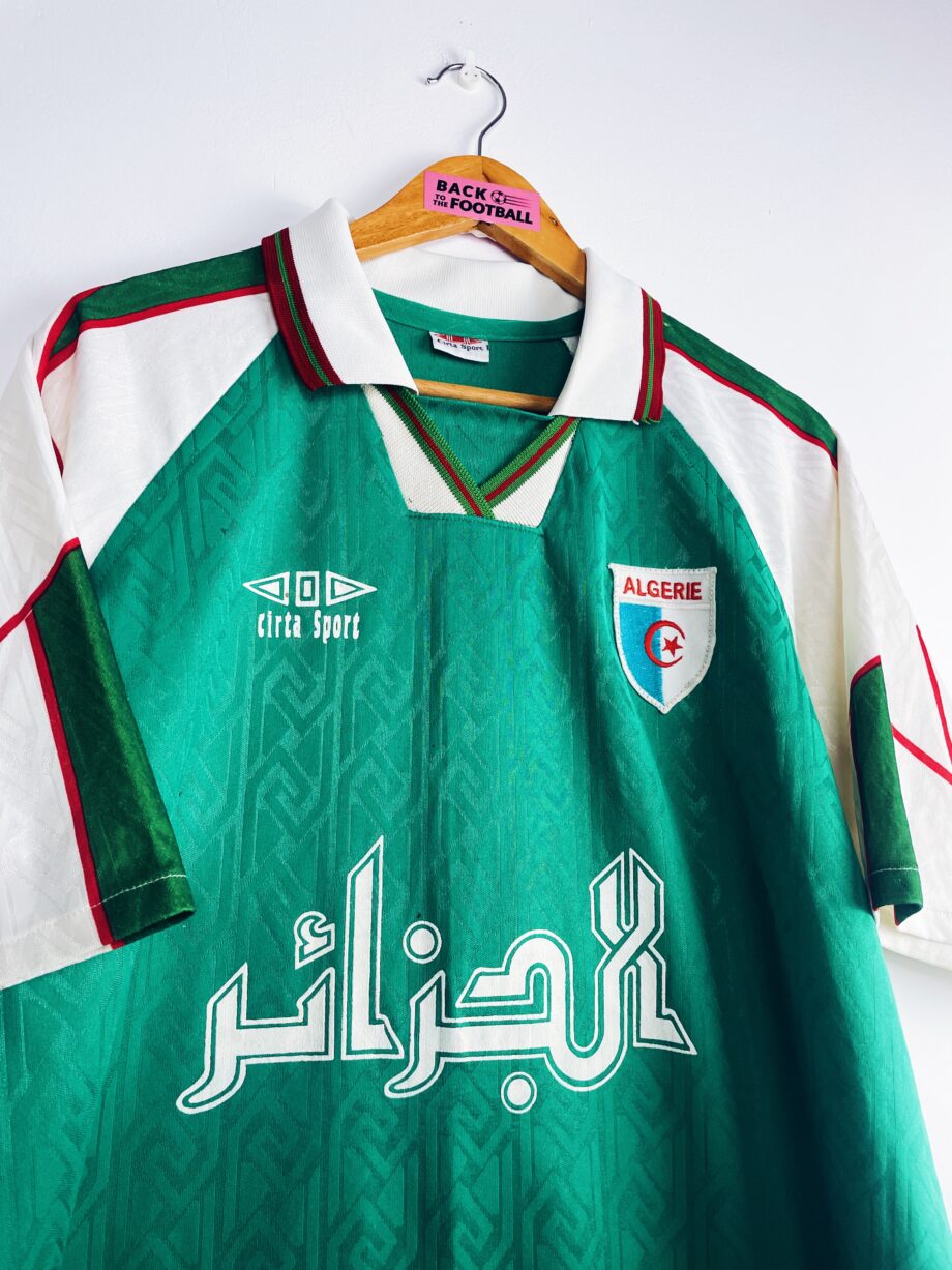 maillot vintage extérieur de l'Algérie 1997/1998 floqué du numéro 10