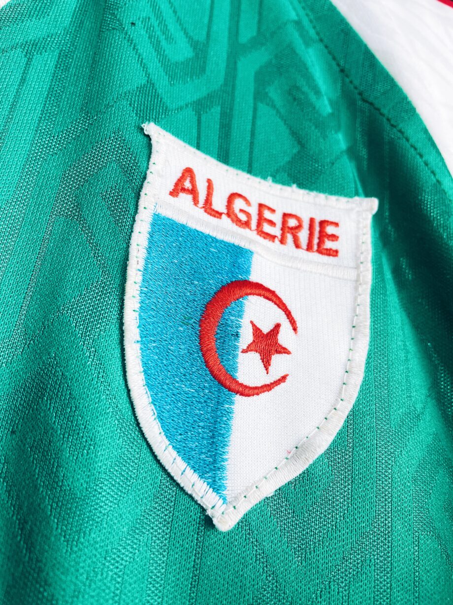 maillot vintage extérieur de l'Algérie 1997/1998 floqué du numéro 10