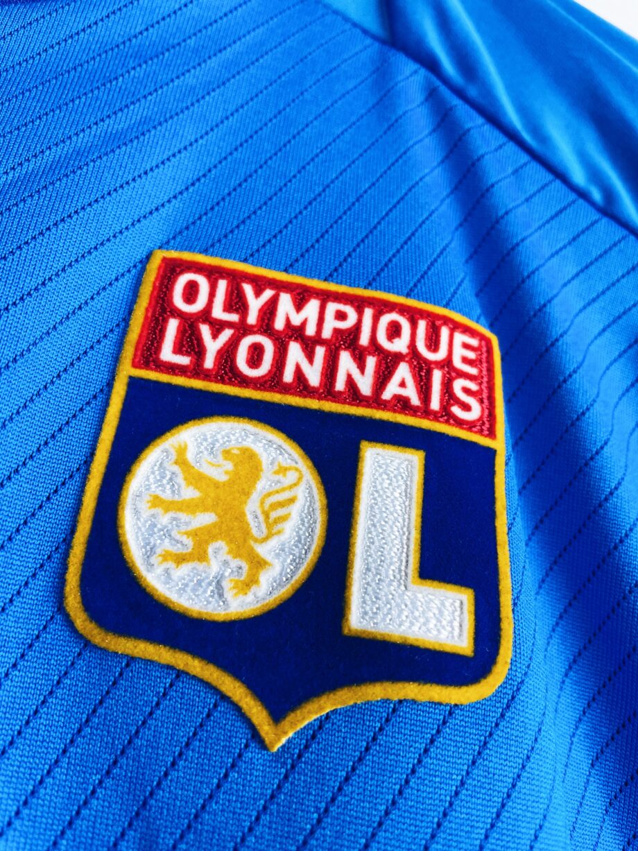 maillot vintage extérieur de l'OL 2008/2009 floqué Benzema #10