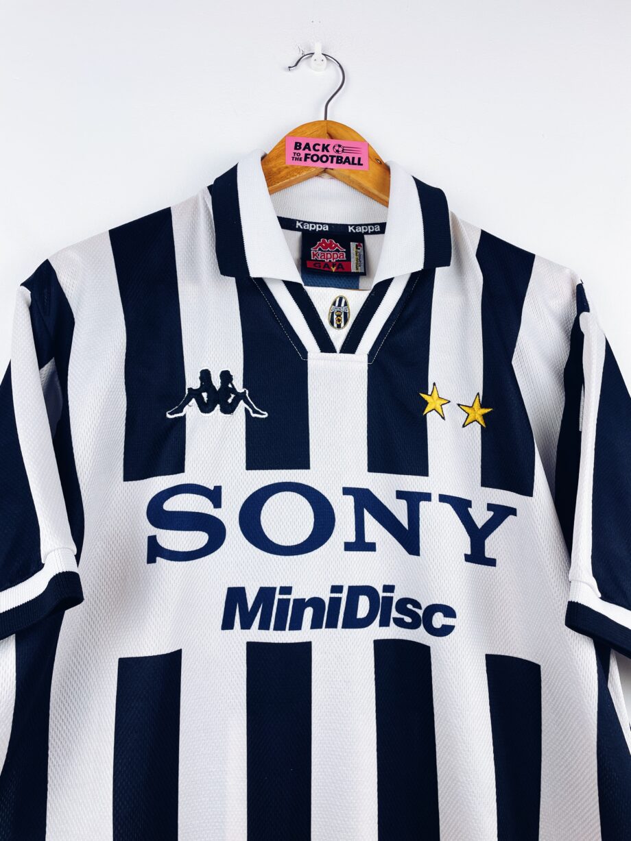 maillot vintage domicile de la Juventus 1996/1997 floqué du numéro 10