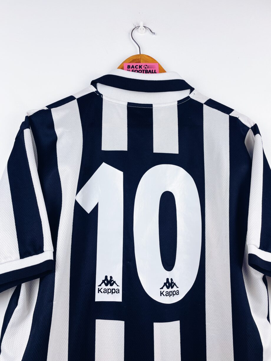 maillot vintage domicile de la Juventus 1996/1997 floqué du numéro 10