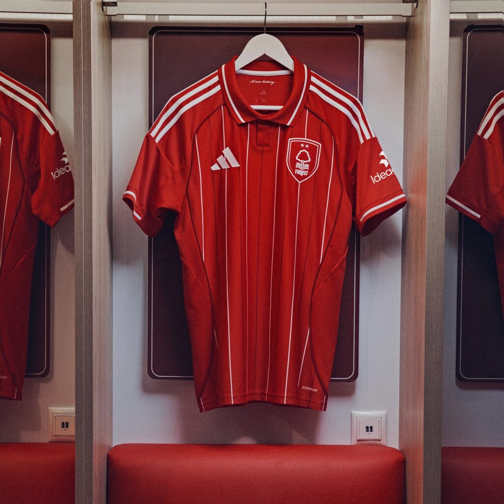 maillot domicile Nottingham Forest 2025/2026