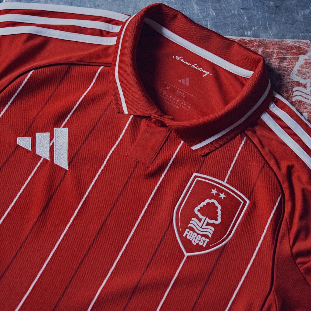 maillot domicile Nottingham Forest 2025/2026