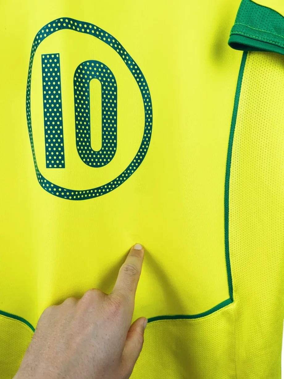maillot vintage domicile Brésil 2004 floqué Ronaldinho #10