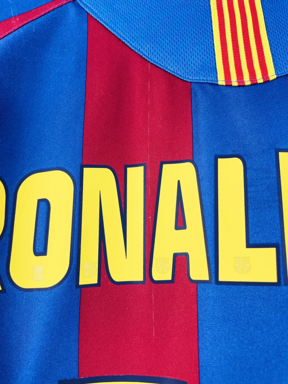 maillot vintage domicile Barcelone 2005/2006 floqué Ronaldinho #10