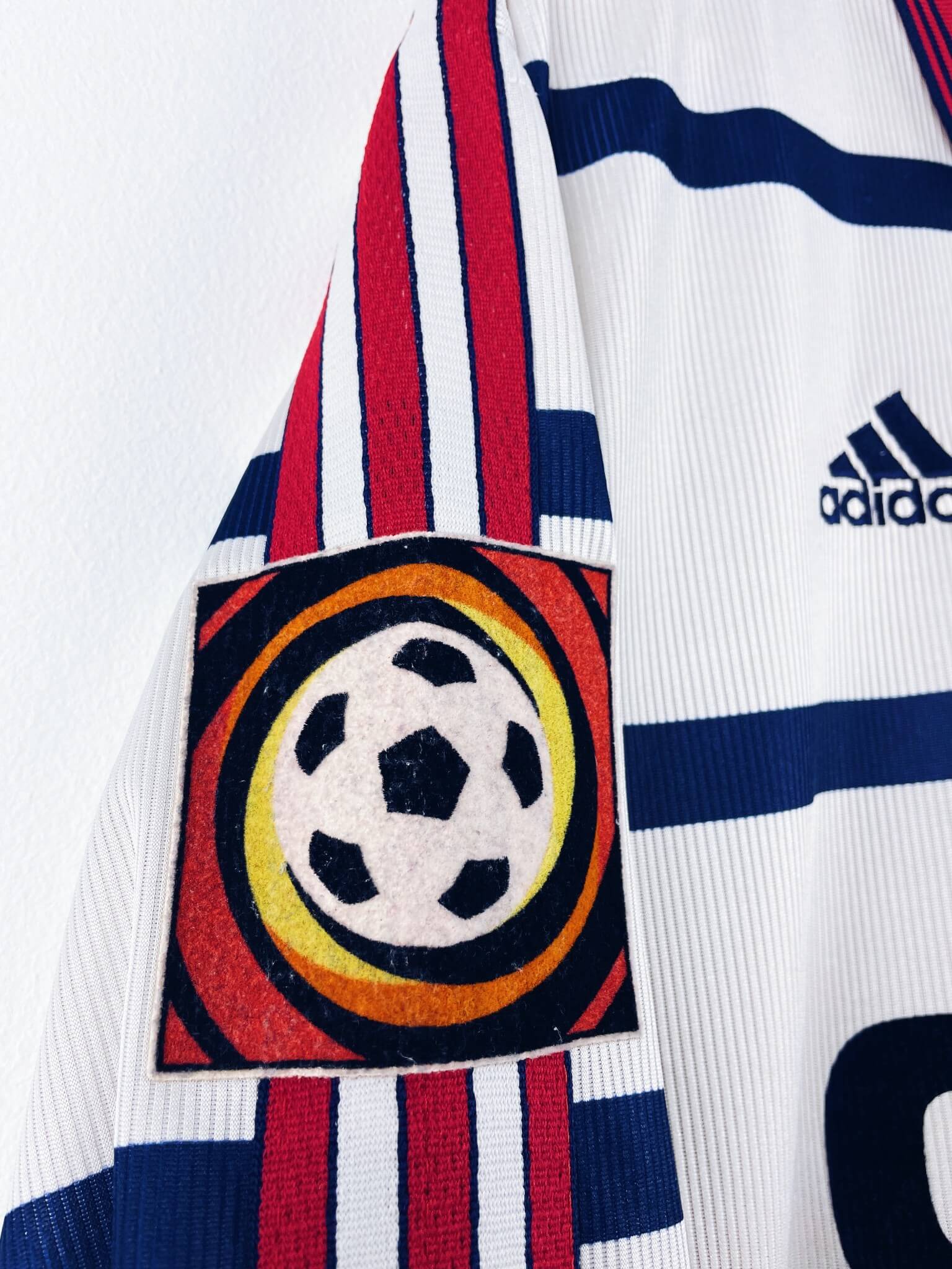 maillot vintage extérieur Bayern Munich 1998/2000 préparé (match issue) ou porté (match worn) par le numéro 38